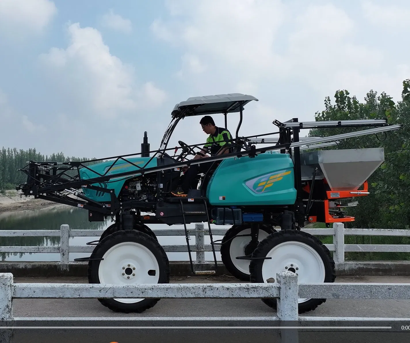 Самоходный штанговый опрыскиватель YUHE 600 л