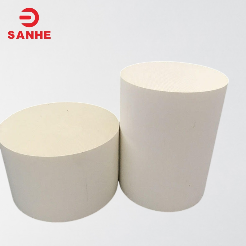 Керамическая сотовая подложка-носитель катализатора