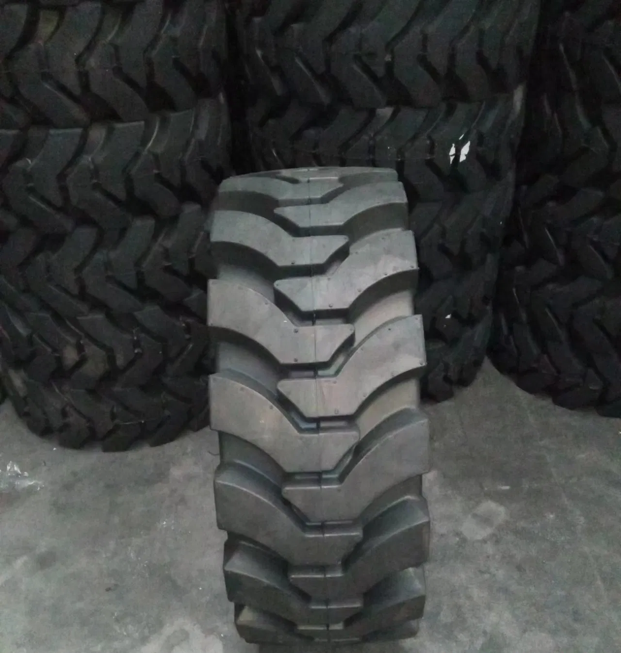 Шина цельнолитая резиновая Atlapex 33X12-20 с диском