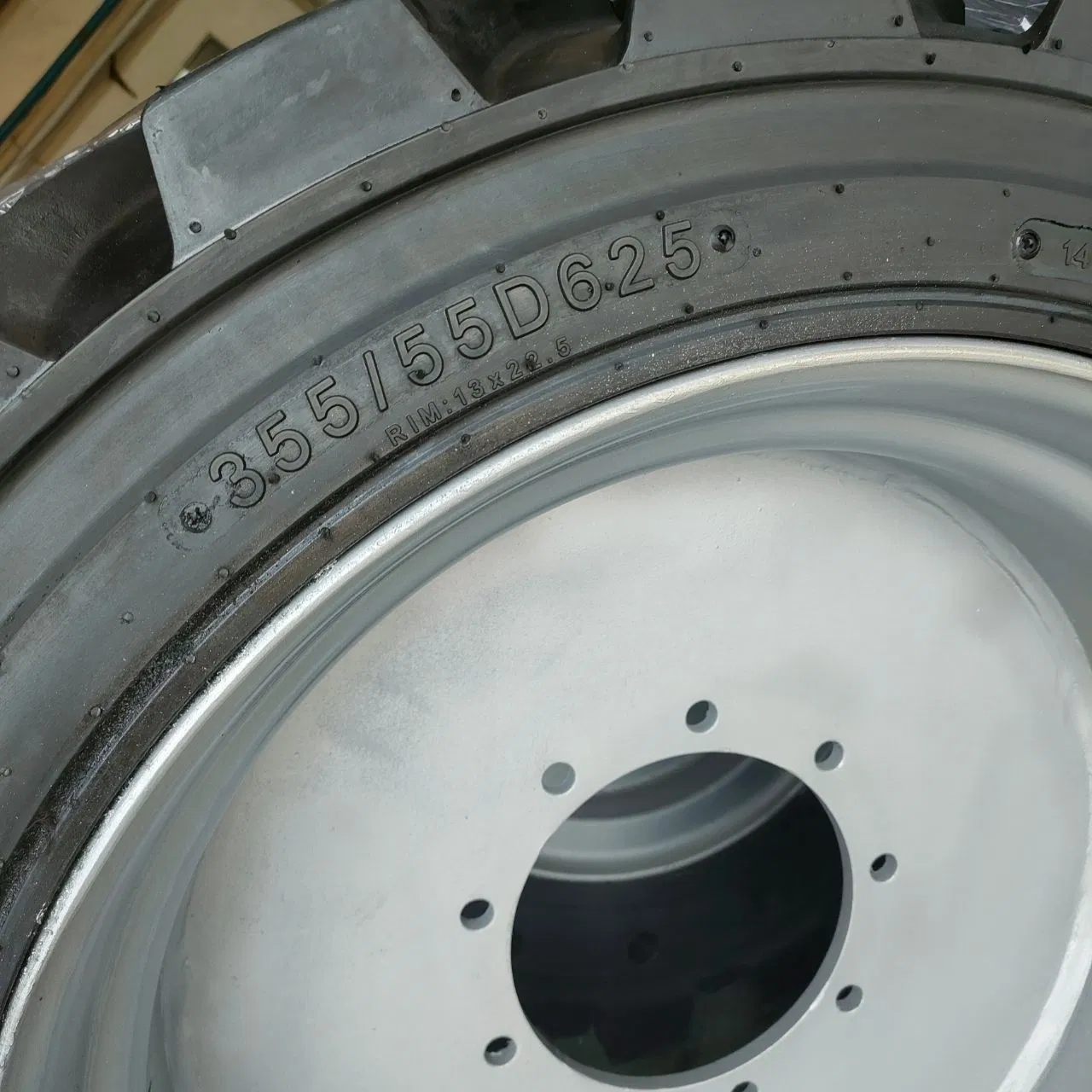 Шина 355/55D625 для автовышек JLG 600AJ и Genie S60 S65