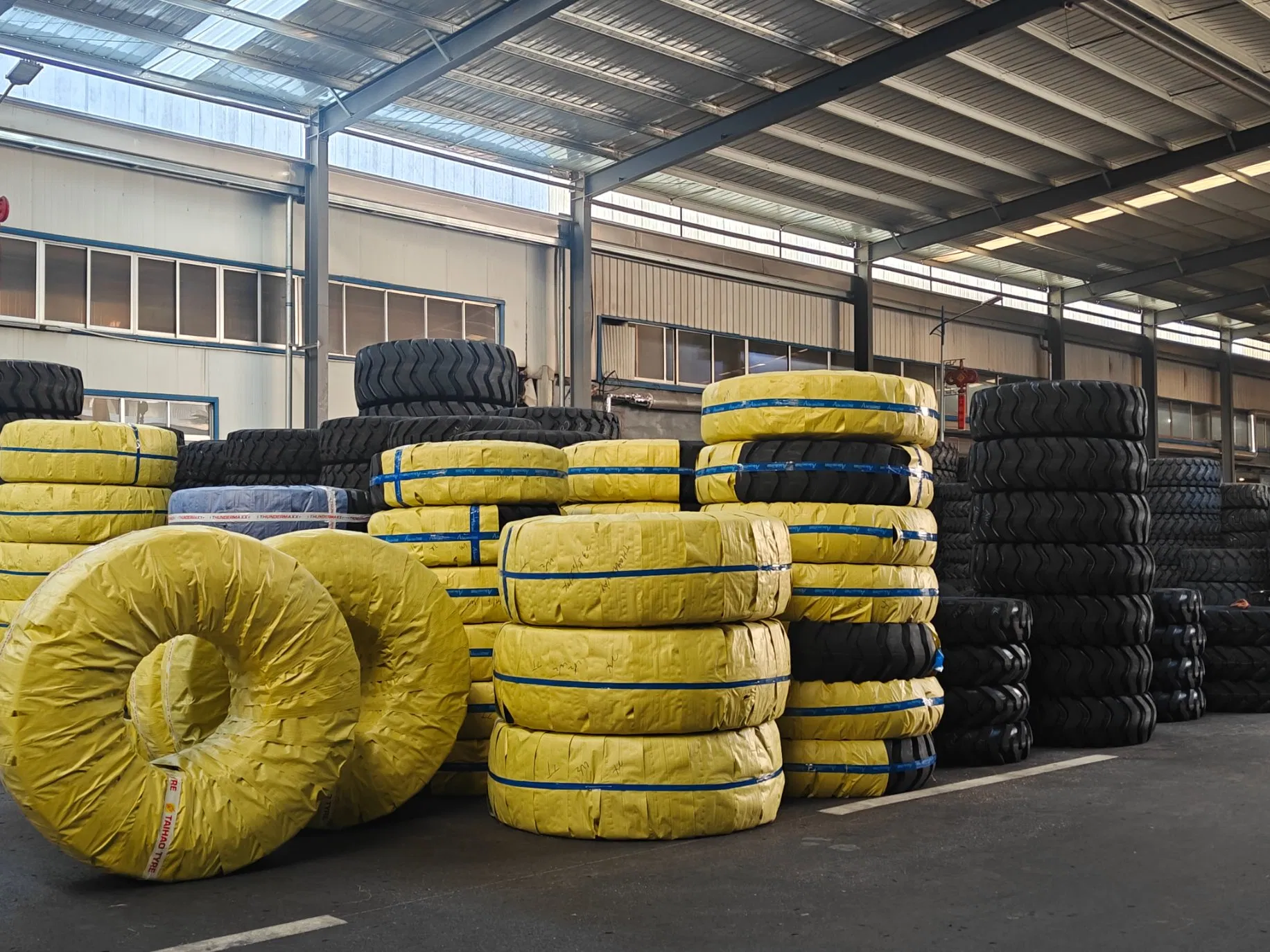 Heavy Duty Solid Industrial Tire and Pneumatic Forklift Tyre for Skid Steer Loader and in Size 10-16.5 and 12-16.5