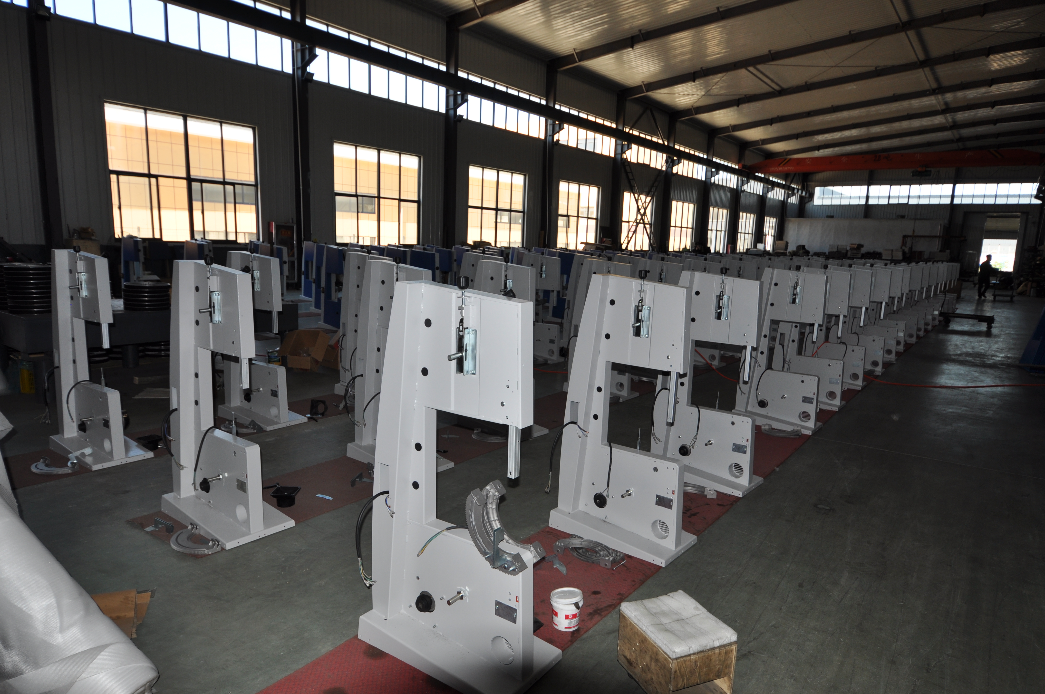 28" Light Duty Vertical Band Saw Machine for Wood, 700mm Cast Iron Pulley Wheel