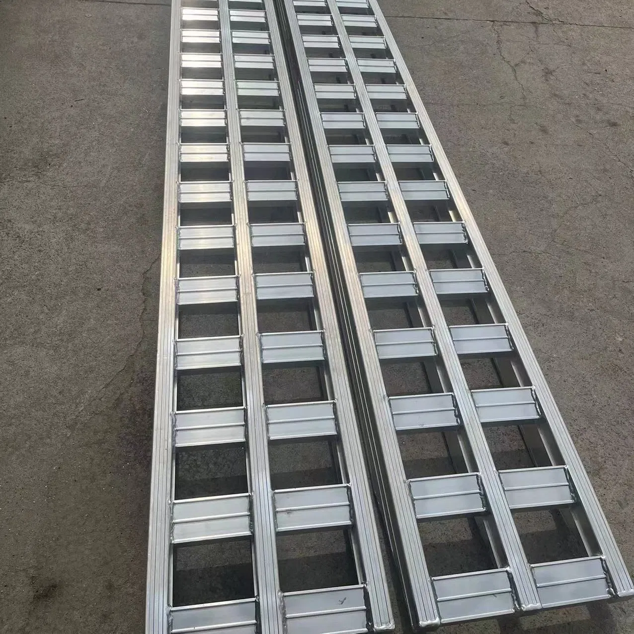 3 Supports Truck Aluminum Ramp 3 Beams Lightweight Aluminium Ladders 4 Meters for Loading 8 Tons for Excavator Machines Harvesters