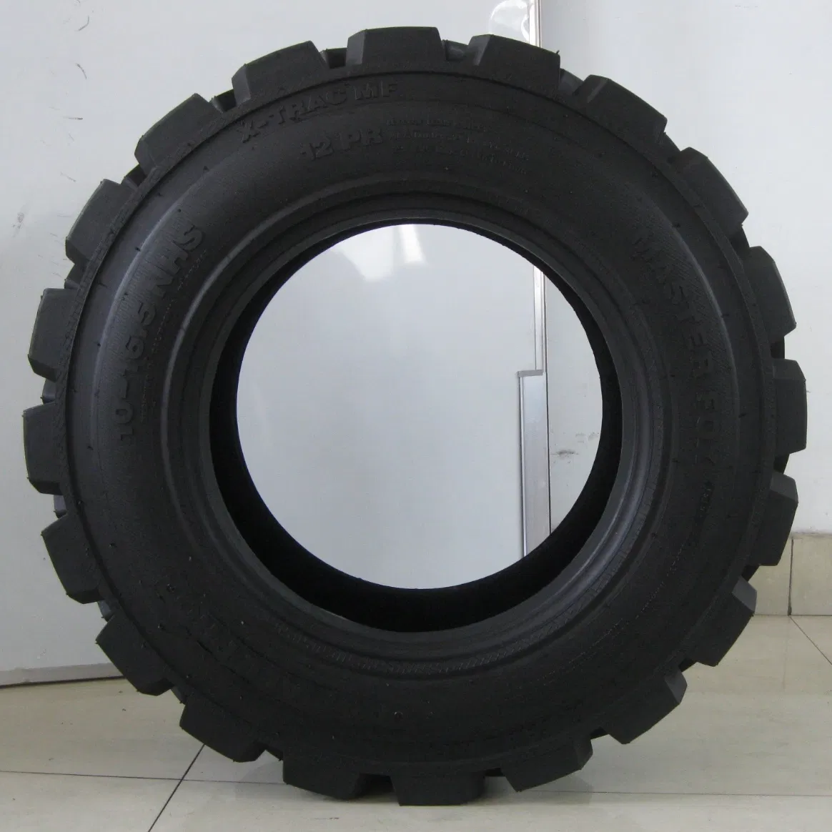 Durable 10-16.5 Sks-7 Skid Steer Loader Tire for Heavy Duty Applications