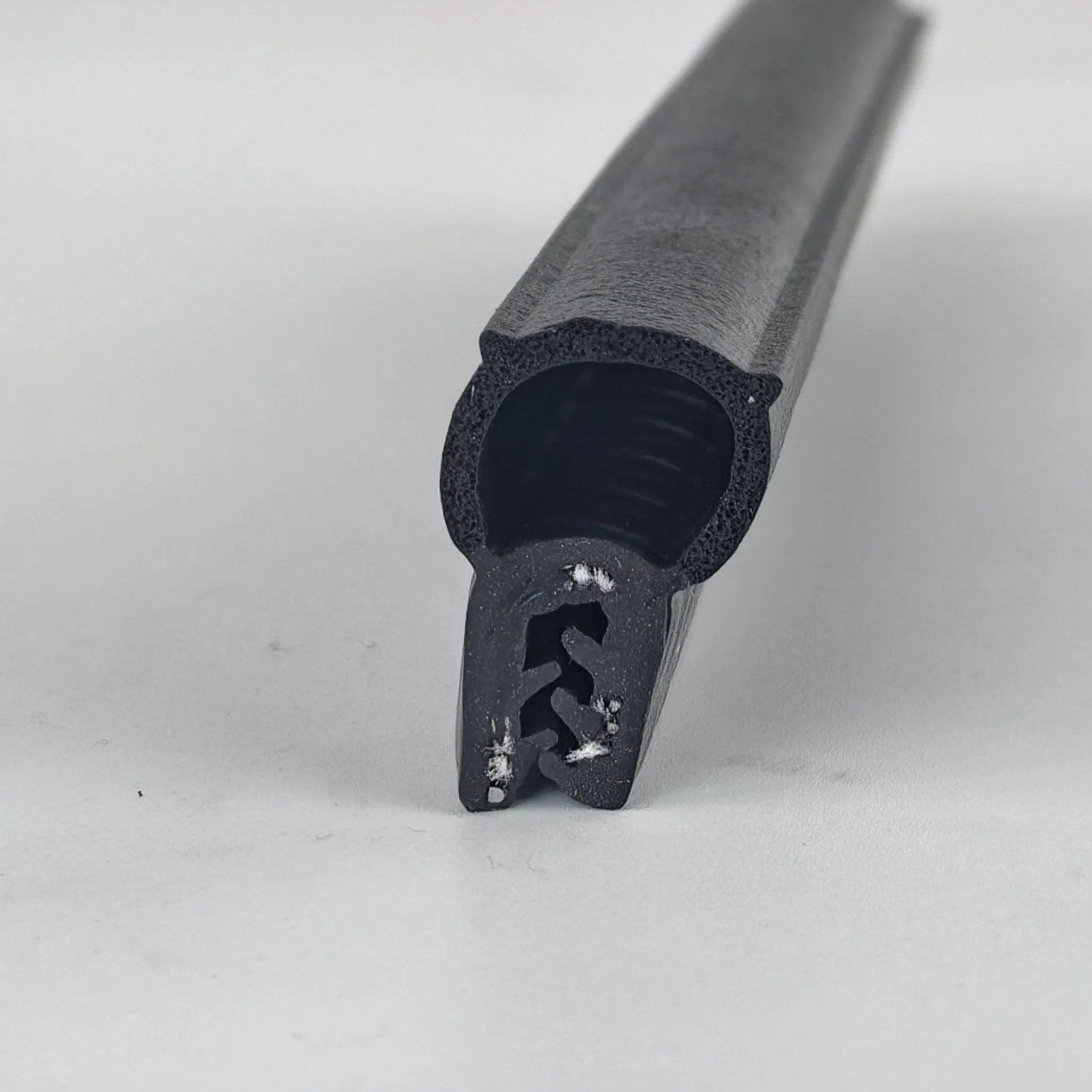 Уплотнительная лента для окон и дверей авто с металлическим сердечником