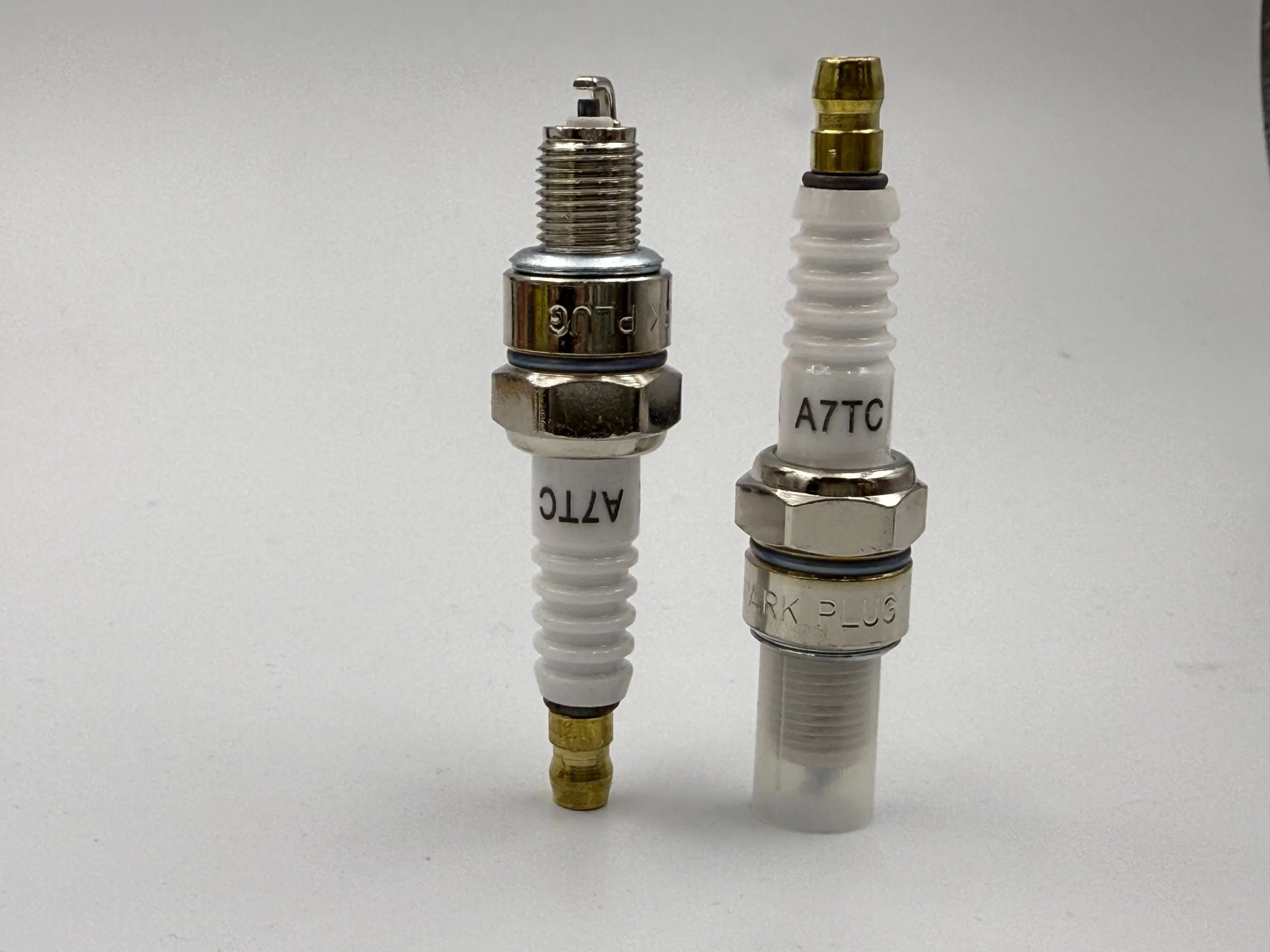 Свеча зажигания для генераторов и мотоциклов