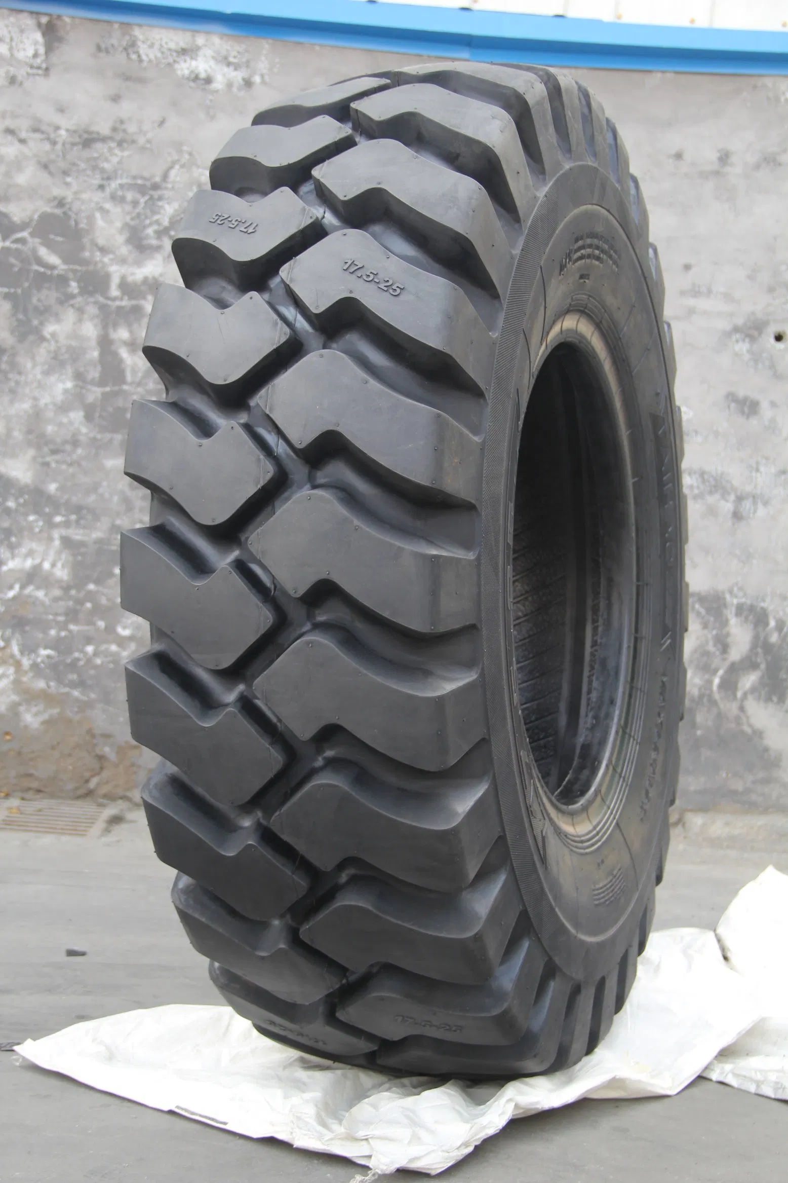 OTR Tyre 17.5-25 Low Price Nylon Tire