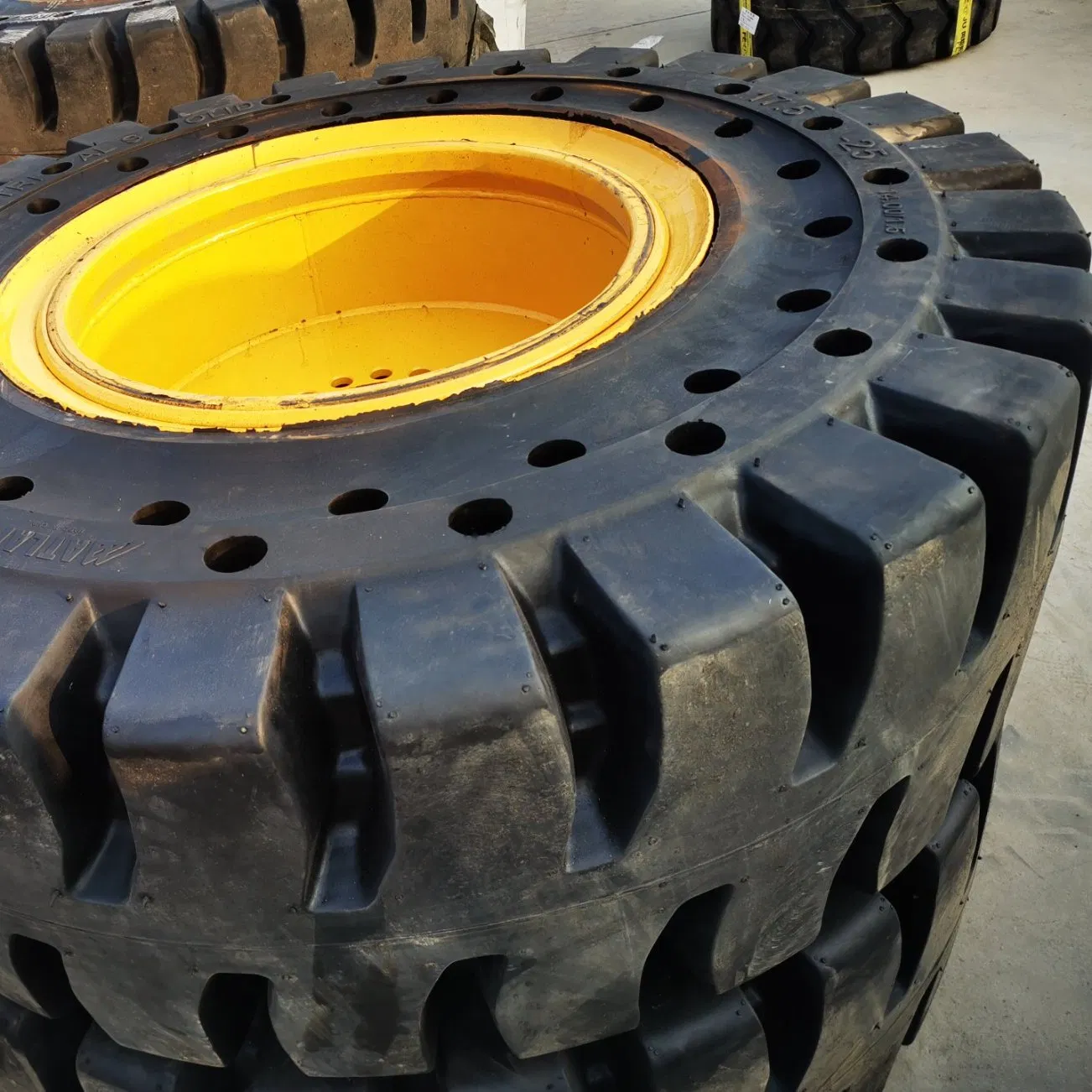 23.5-25 Industrial Forklift Mining Truck Wheel Loader Solid off Road Resilient OTR Solid Tyre Tire