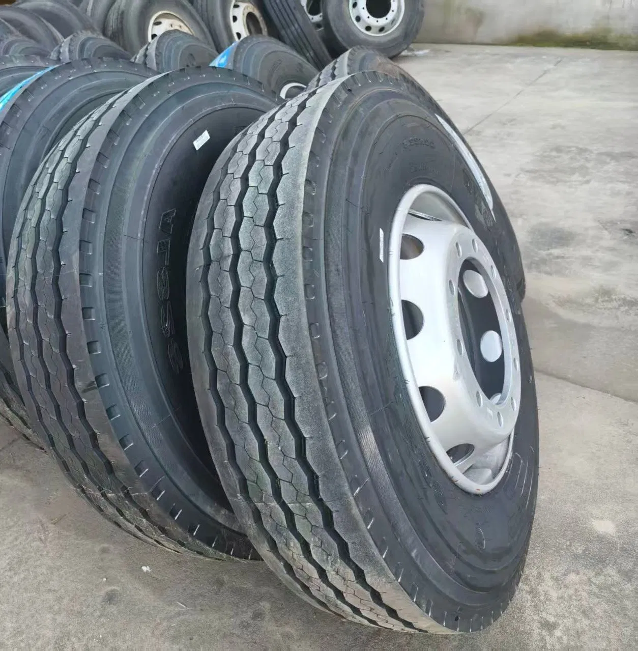 Economical Tubeless Truck Tire, Fuel-Efficient and Puncture-Resistant, Designed for Medium-Duty Trucks and Logistics Fleets.