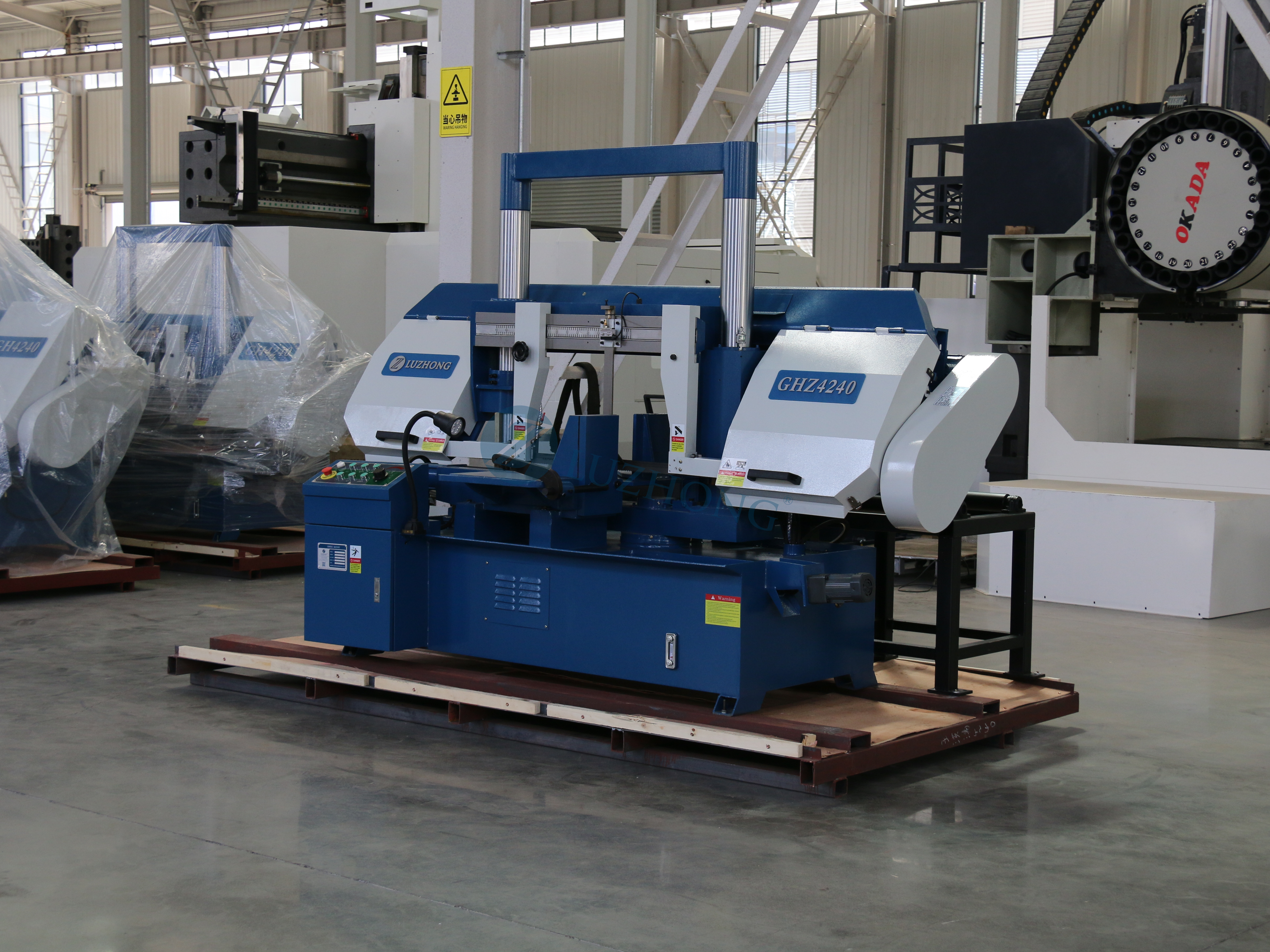 Полуавтоматическая горизонтальная ленточная пила для металла GHS4270 CNC