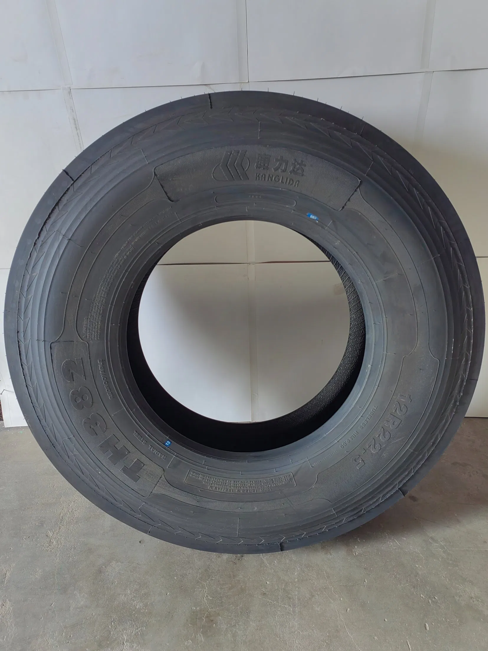 Грузовая шина 12R22.5 стальная радиальная 18PR