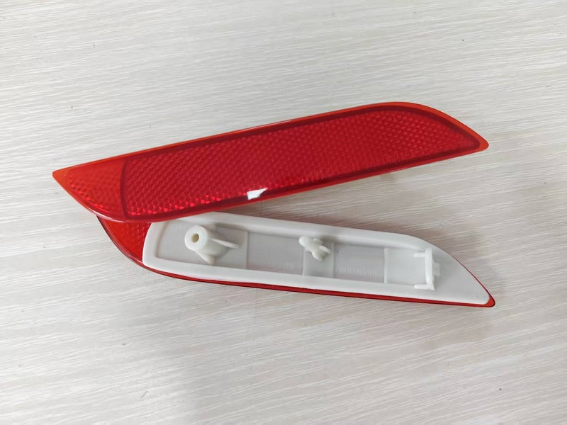 Задний отражатель для Toyota Corolla Auris 2016-2018