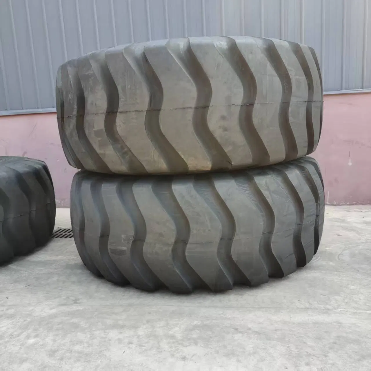 Bulldozer Tire 33.25-35 33.5-33 OTR Tubeless Tire High Quality with Warranty