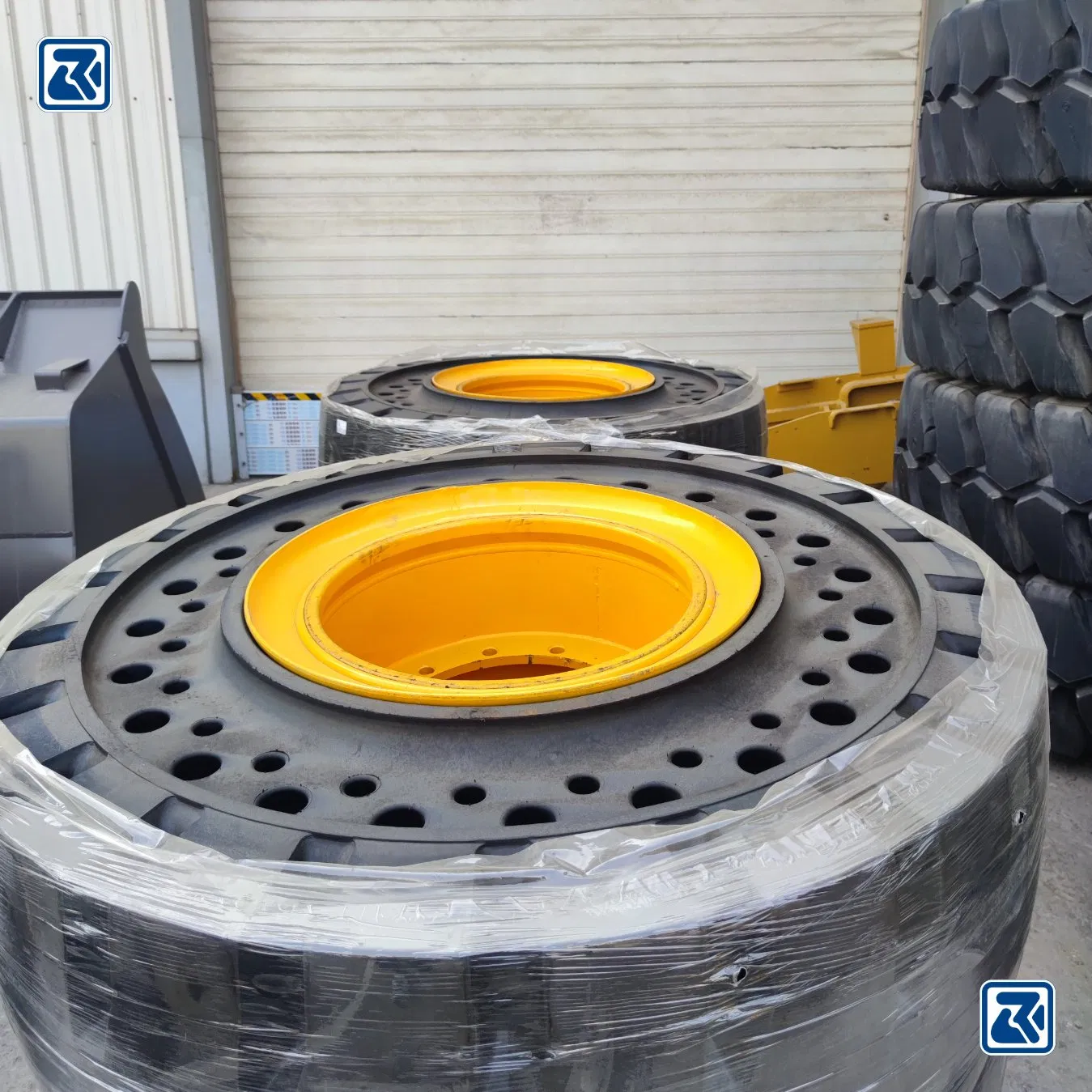 Chinese Solid Tyre 23.5-25 17.5-25 26.5-25 Truck and Machines Tires for Sale