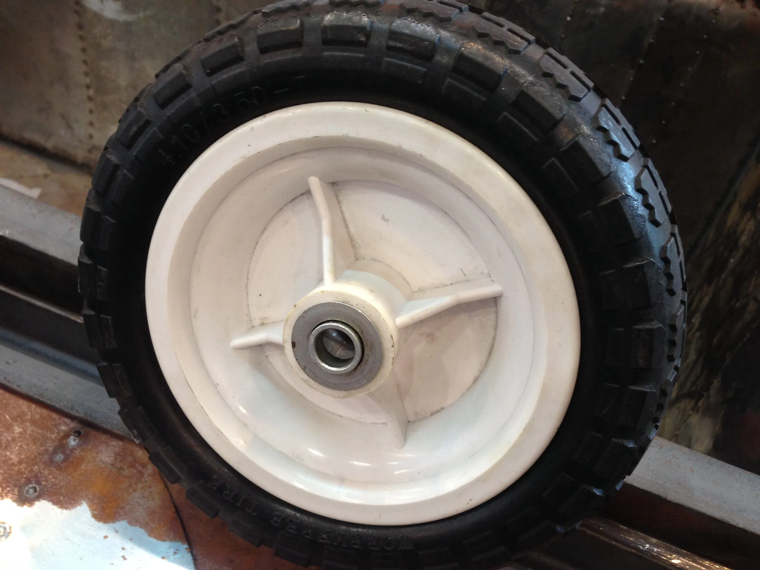 Цельная резиновая колесная шина для тачки