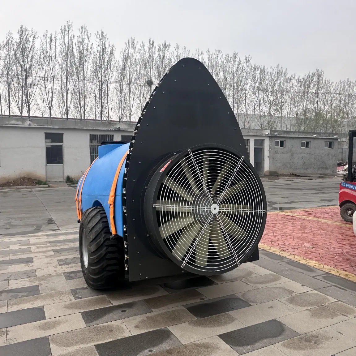 Тракторный опрыскиватель для сада с регулируемым распылением