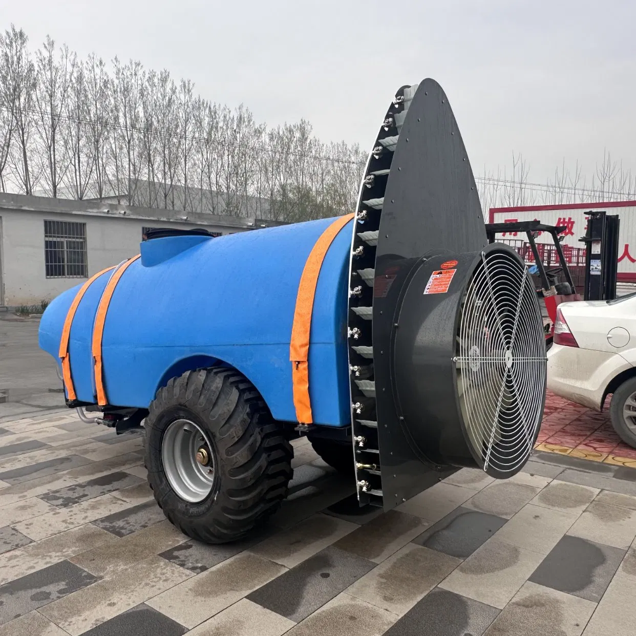 Тракторный опрыскиватель для сада с регулируемым распылением