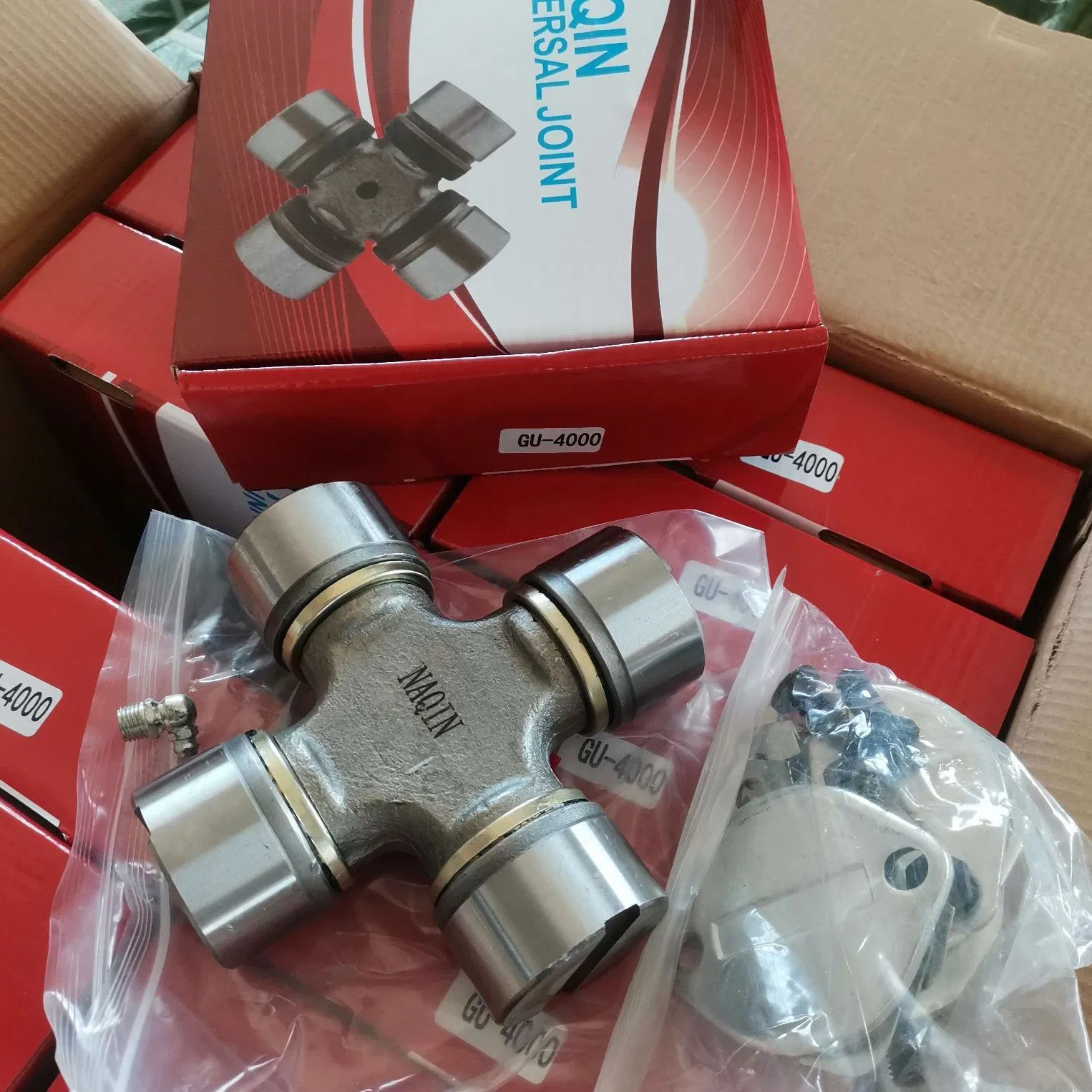 Made in China Price Naqin Auto Car Parts Universal Joint for Toyota Hiace Hilux Landcruiser Hyundai Nissan Suzuki Mitsubishi Canter Fuso Mercedes Benz Sprinter