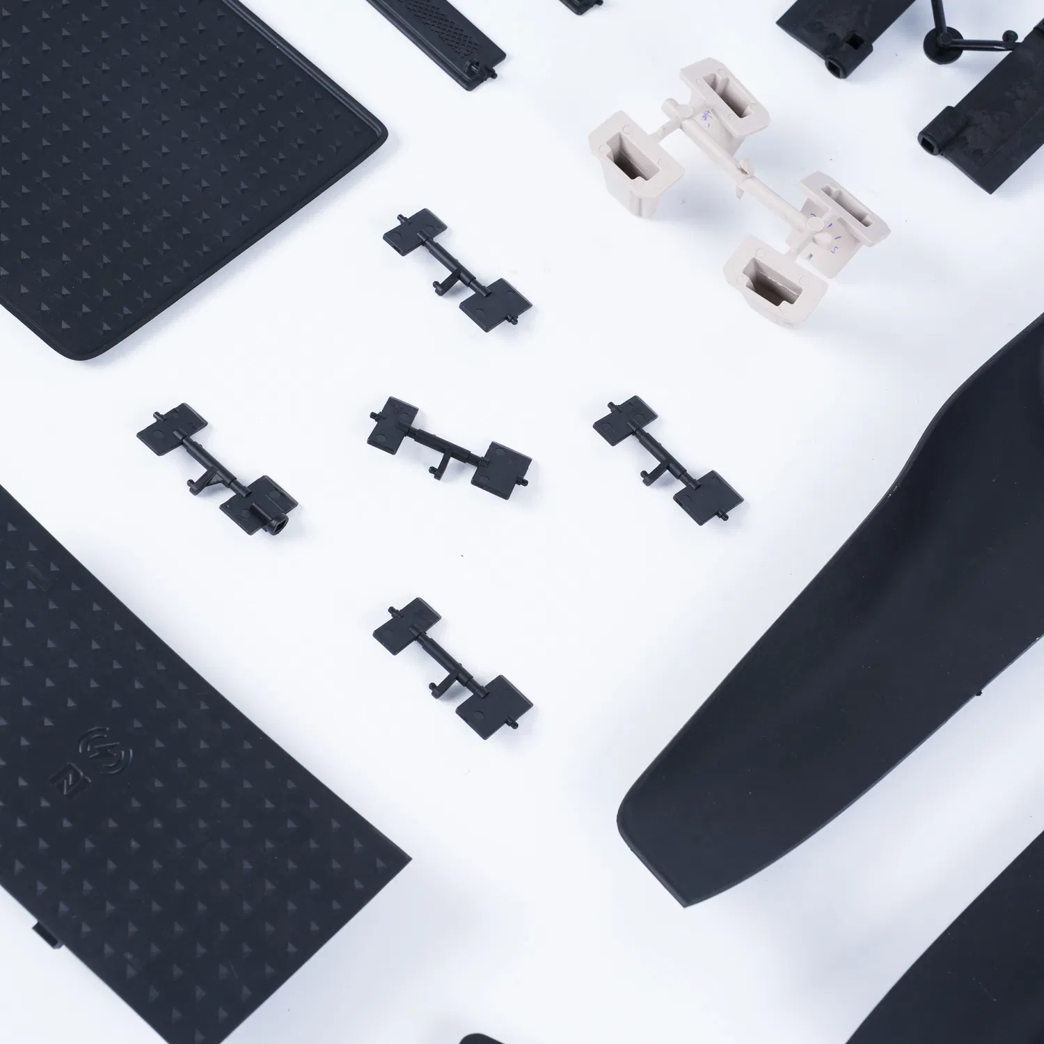 Мягкие резиновые накладки для салона автомобиля и мотоцикла