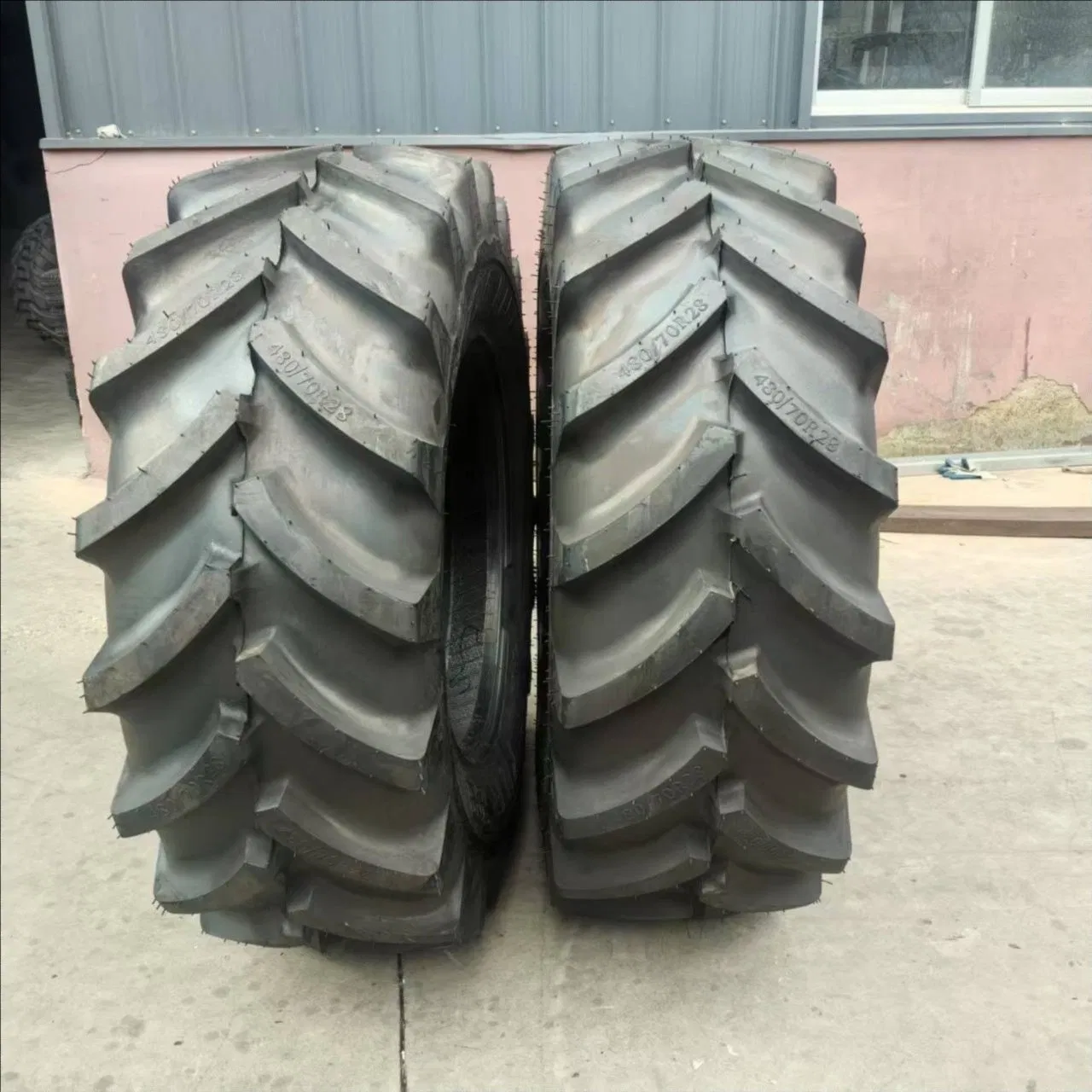 Шина сельскохозяйственная радиальная 480/70R28 R-1W