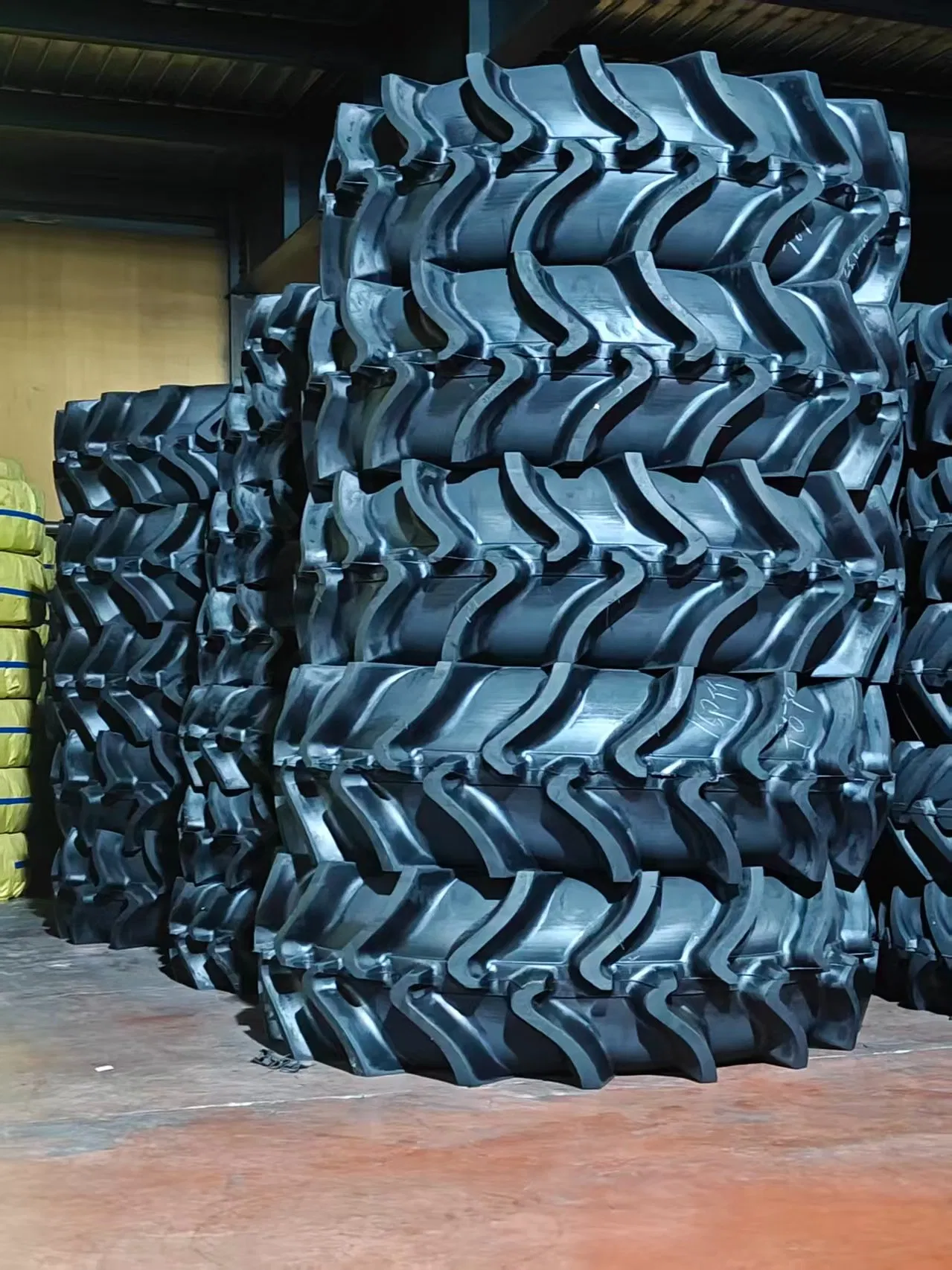 China Manufacturer Wholesale 12.4-28, 12.4-24, 9.5-24 Agricultural Tractor OTR Construction Passenger Car Truck Tires for Sale, Farm and Rice Paddy Tyres