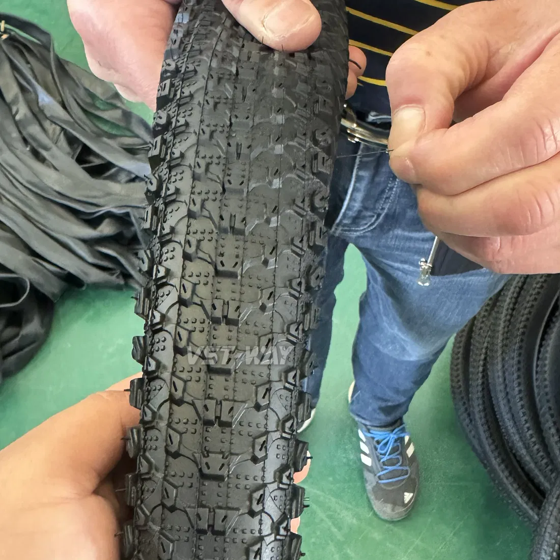 Шина велосипедная горная 26x1.95/2.125 VSTWAY