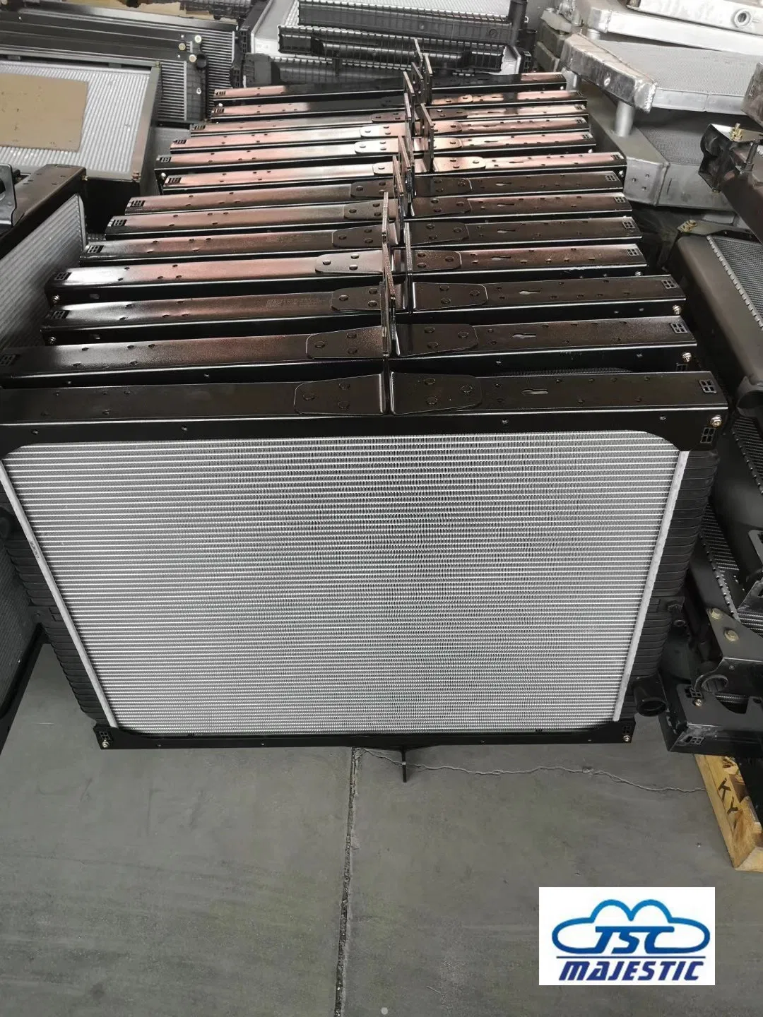 Алюминиевый радиатор охлаждения двигателя