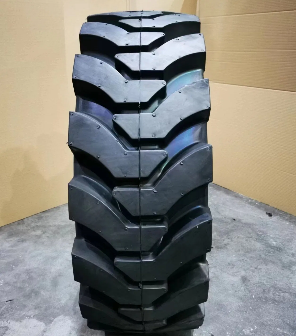 Шина цельнолитая резиновая Atlapex 33X12-20 с диском