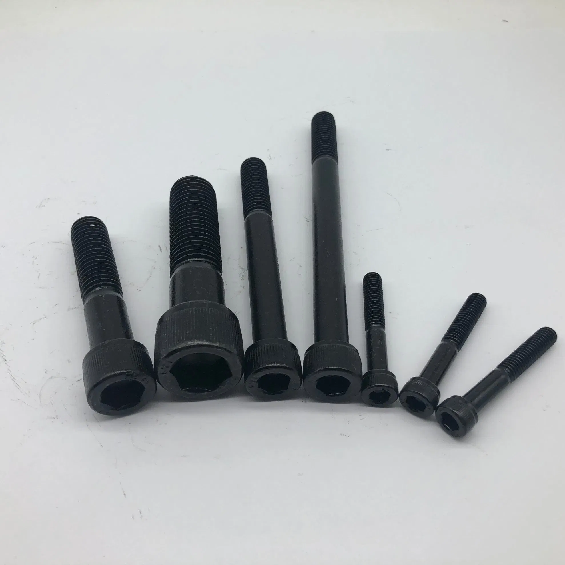 Винт с потайной головкой и буртиком