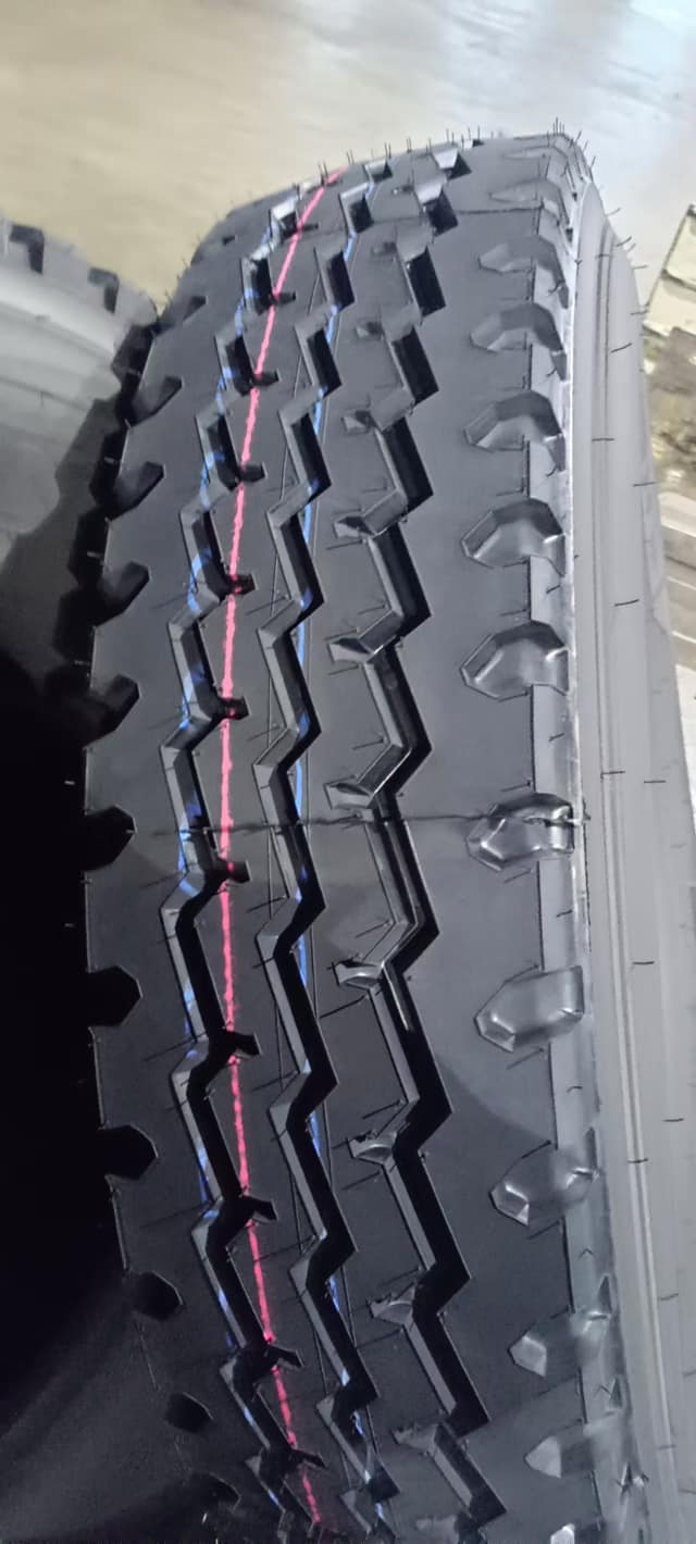 Durable Anti-Overloading Truck Tires 245/70r19.5 for Heavy Loads