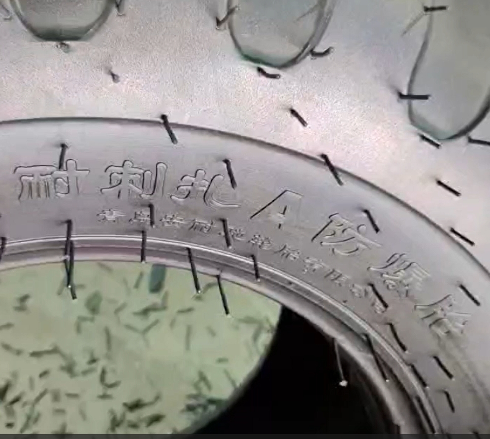 Heavy-Duty Puncture Resistant 15.0/55-17 Tractor Tyre for Farms