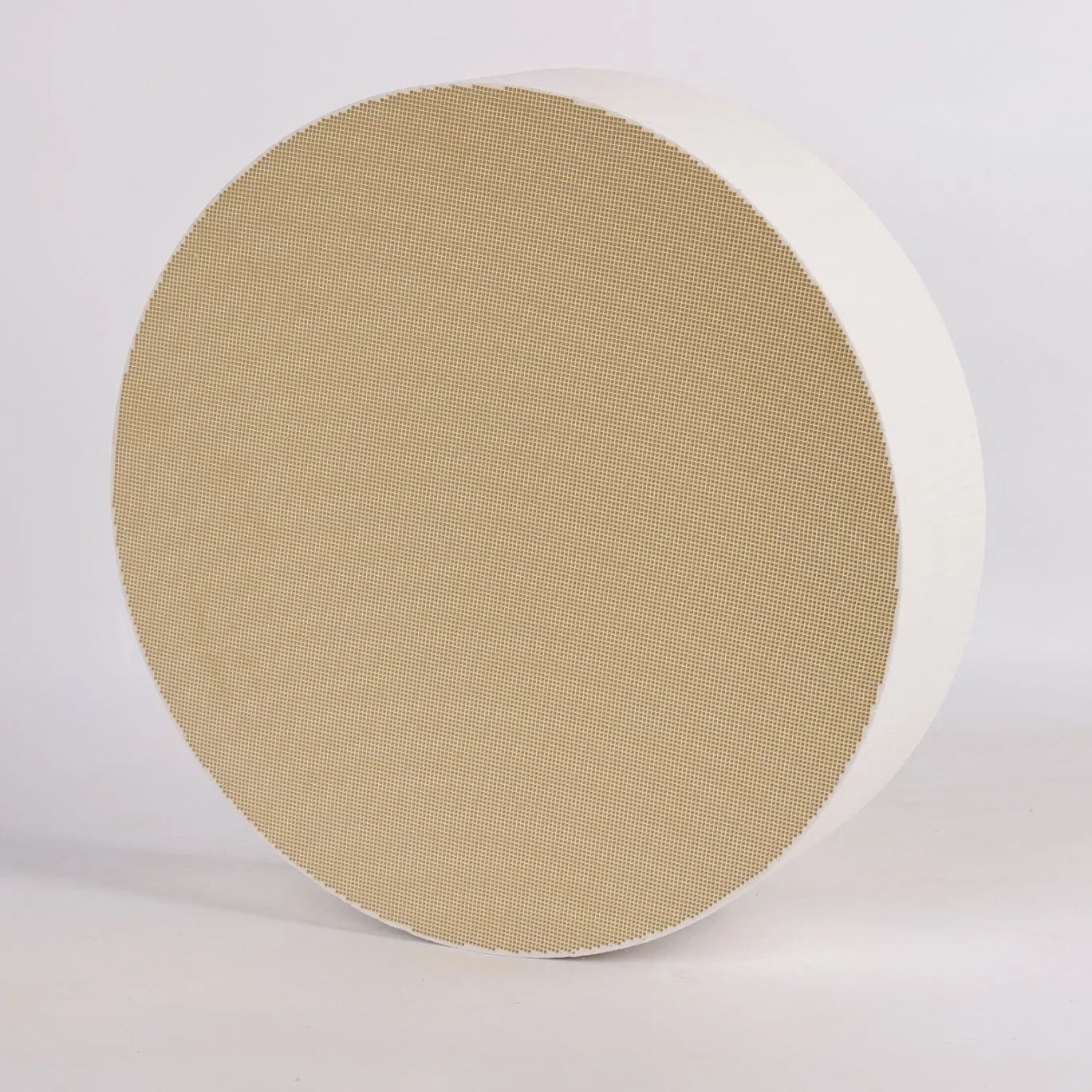 Керамический катализаторный носитель из кордиерита