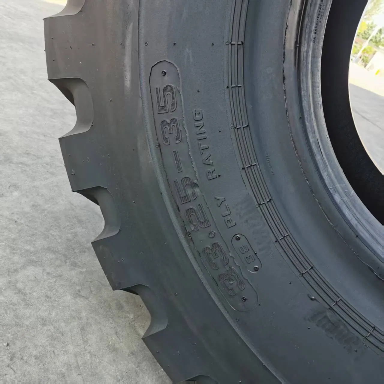 Bulldozer Tire 33.25-35 33.5-33 OTR Tubeless Tire High Quality with Warranty