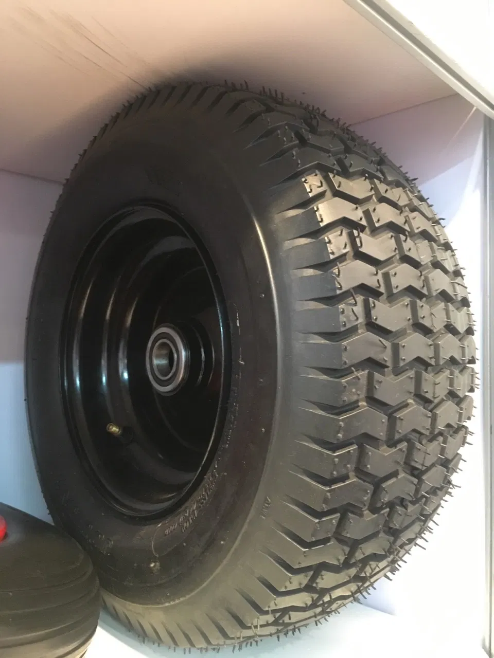 Maxtop High Quality Tubeless Turf Tyre with Many Sizes
