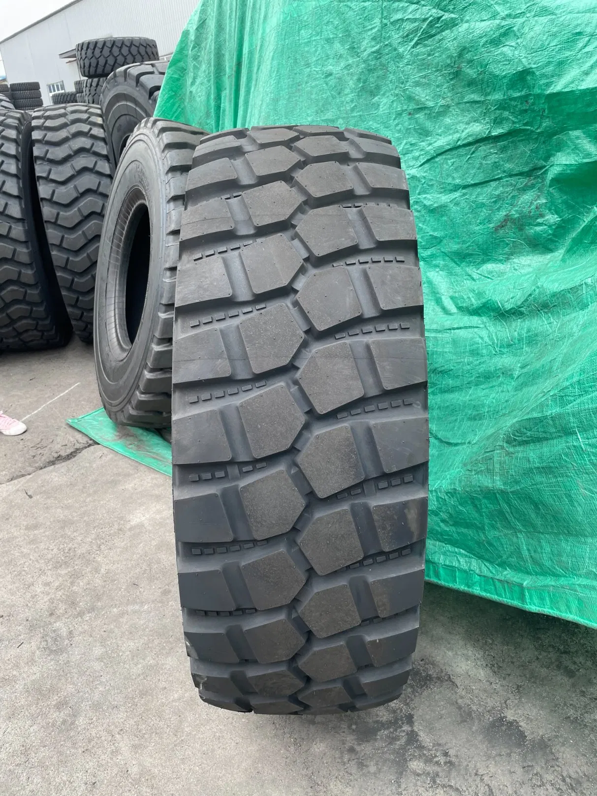 Hanmix OTR Tyre Articulated Dumper off-The-Road Tire E3/L3 Rigid Dumper Backhoe Radial Tyres 26.5r25 29.5r25 18.00r25 (505/95R25) 16.00r25 (445/95R25)