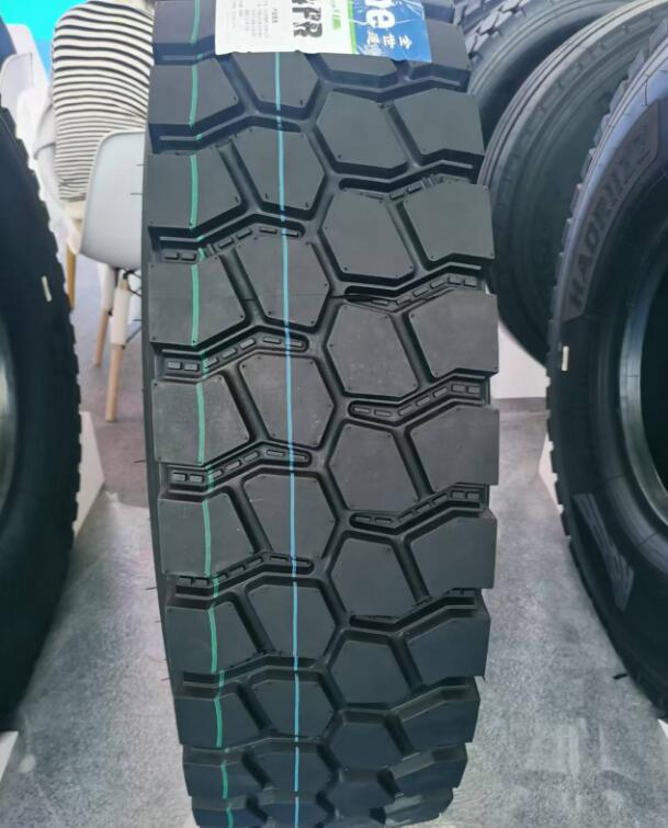 Chinese Brand Truck Tire Tubeless 17.5" 19.5" 22.5"Inch 215/75r17.5 245/70r19.5 9.5r17.5 9r22.5 8r22.5 9r22.5 275/80r22.5 Excellent Performance Cheap Price