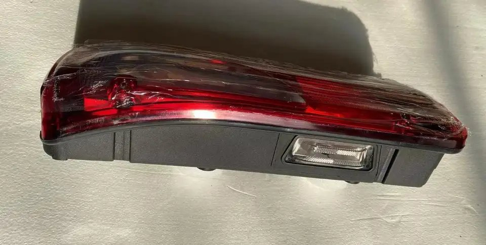 812W25101-6021 Left Non-Metallic Bumper Sinotruk HOWO Sitrak Truck LED Headlamp Assembly