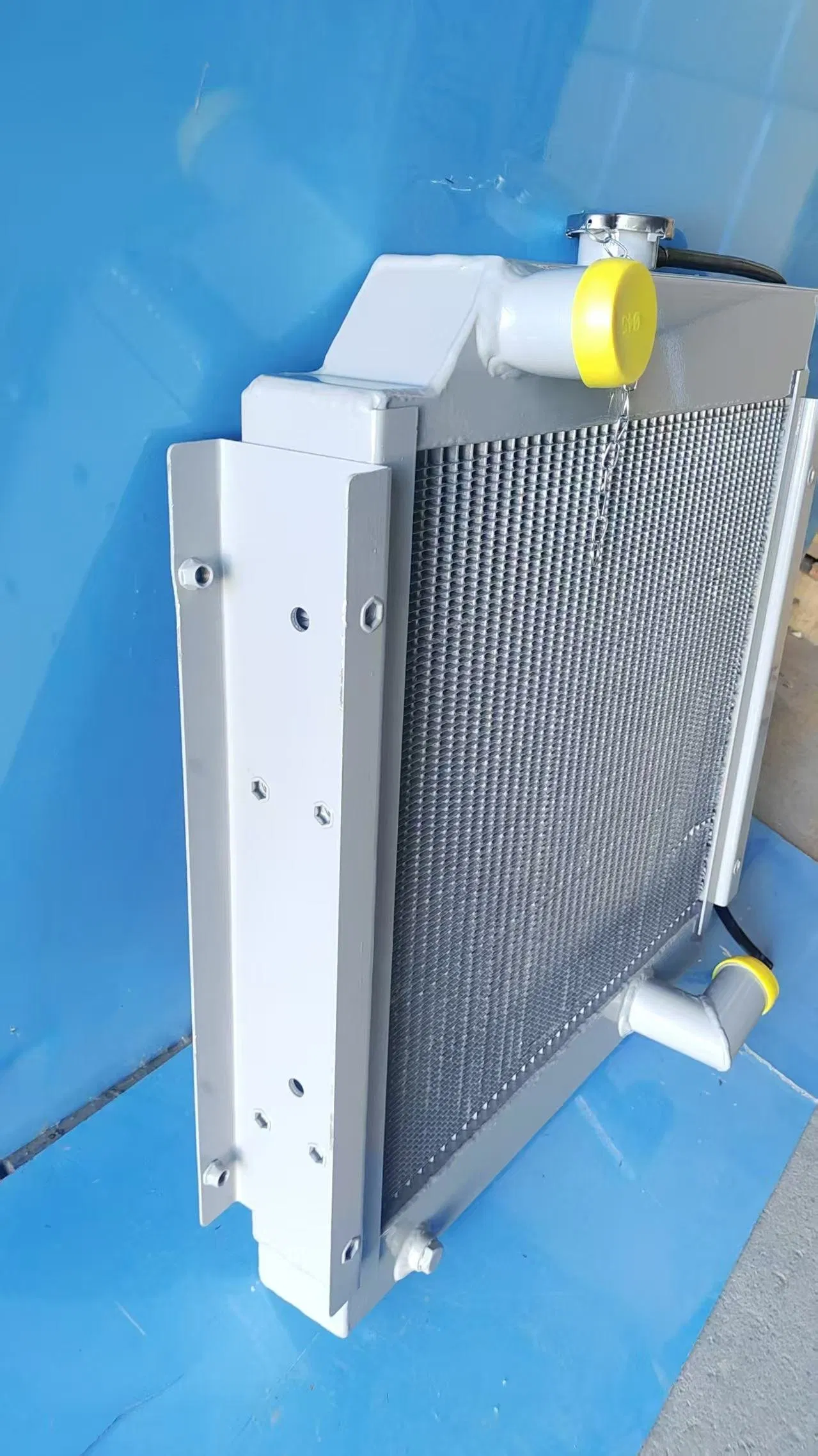 Радиатор алюминиевый для трактора John Deere OEM Re70236