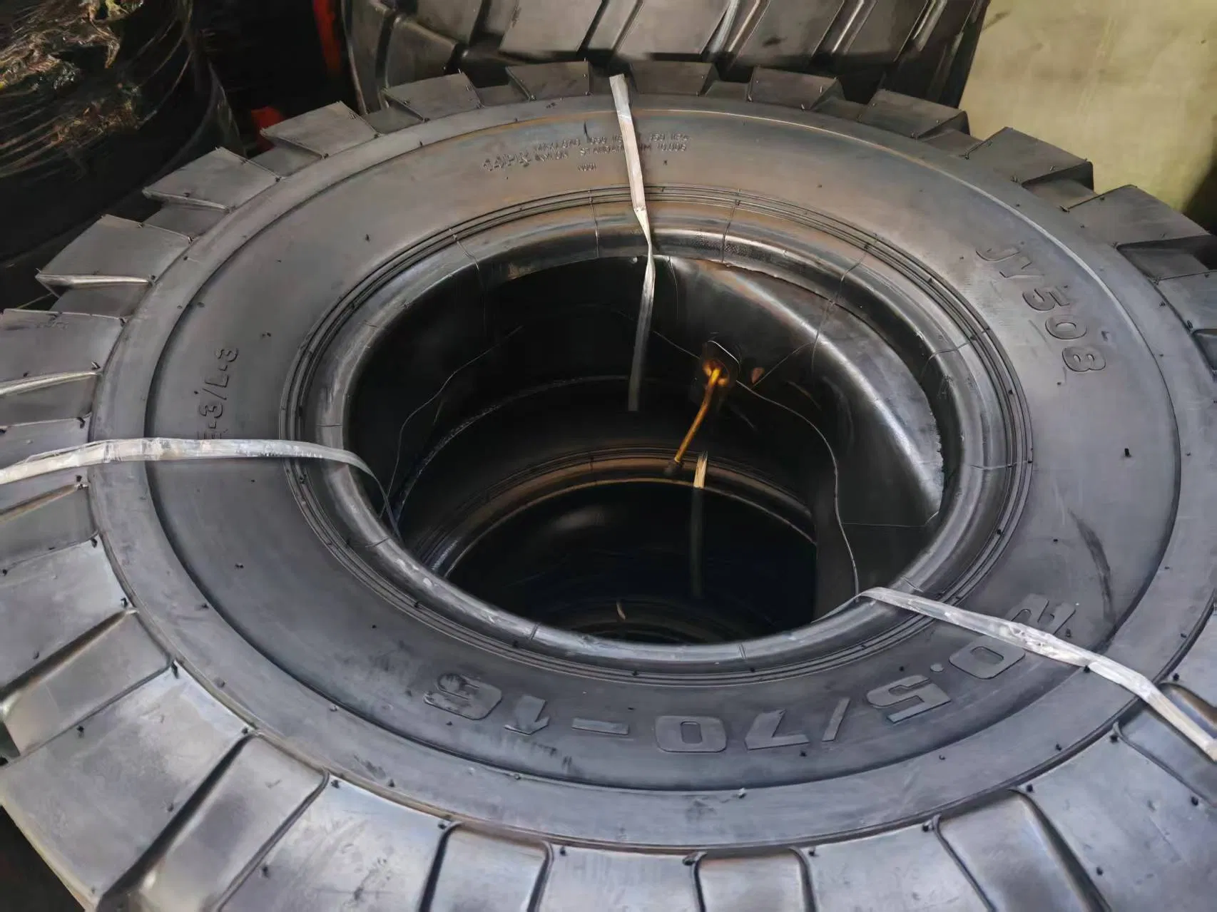 Radial Loader Bias Offroad Truck Industrial Wholesale Nylon Heavy-Duty OTR Tire 20.5/70r16