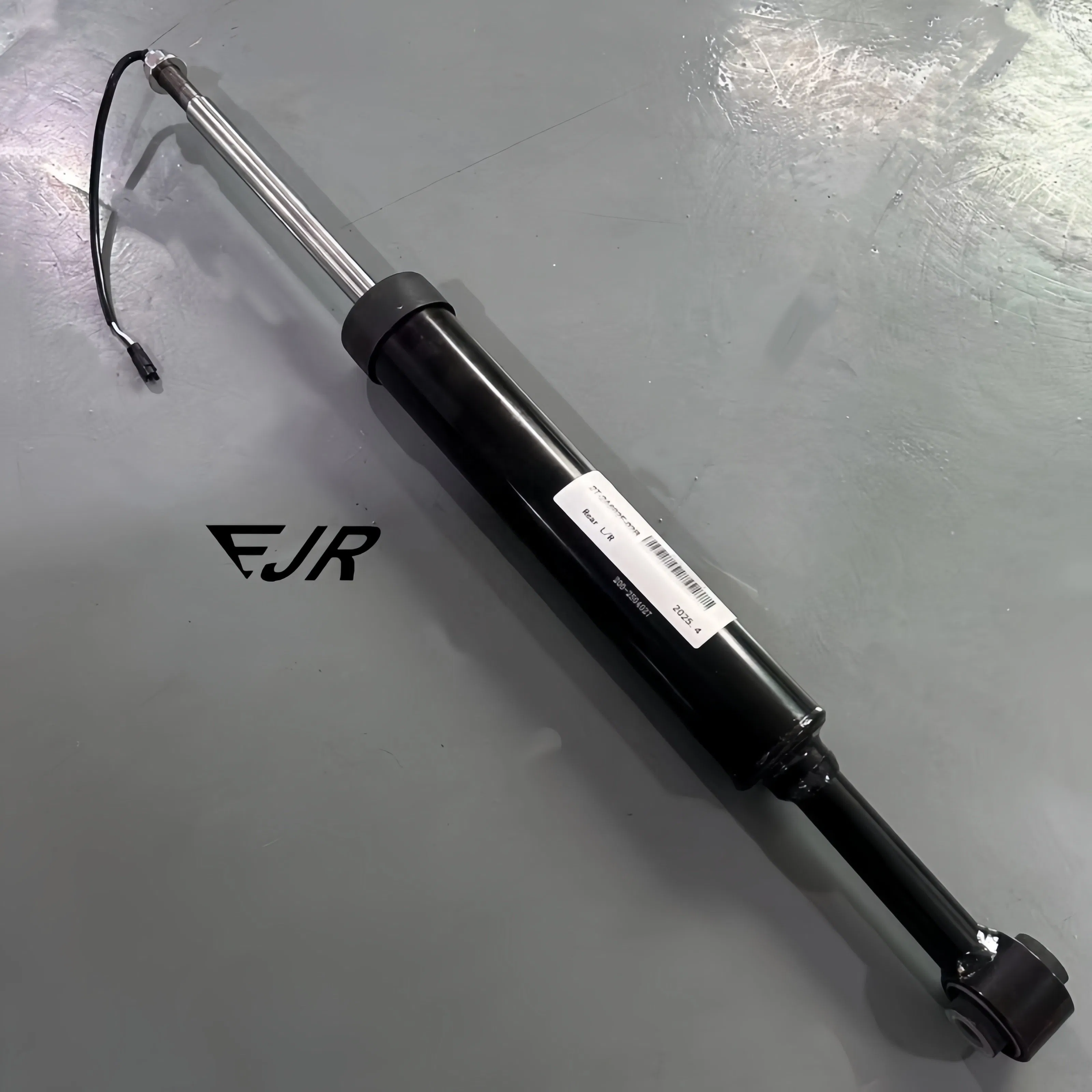 Auto Parts 670105403 / 670303724 / 670105403 / 670033244 Rear Shock Absorber with Sensor Cable for Maserati Ghibli Quattroporte Car Parts