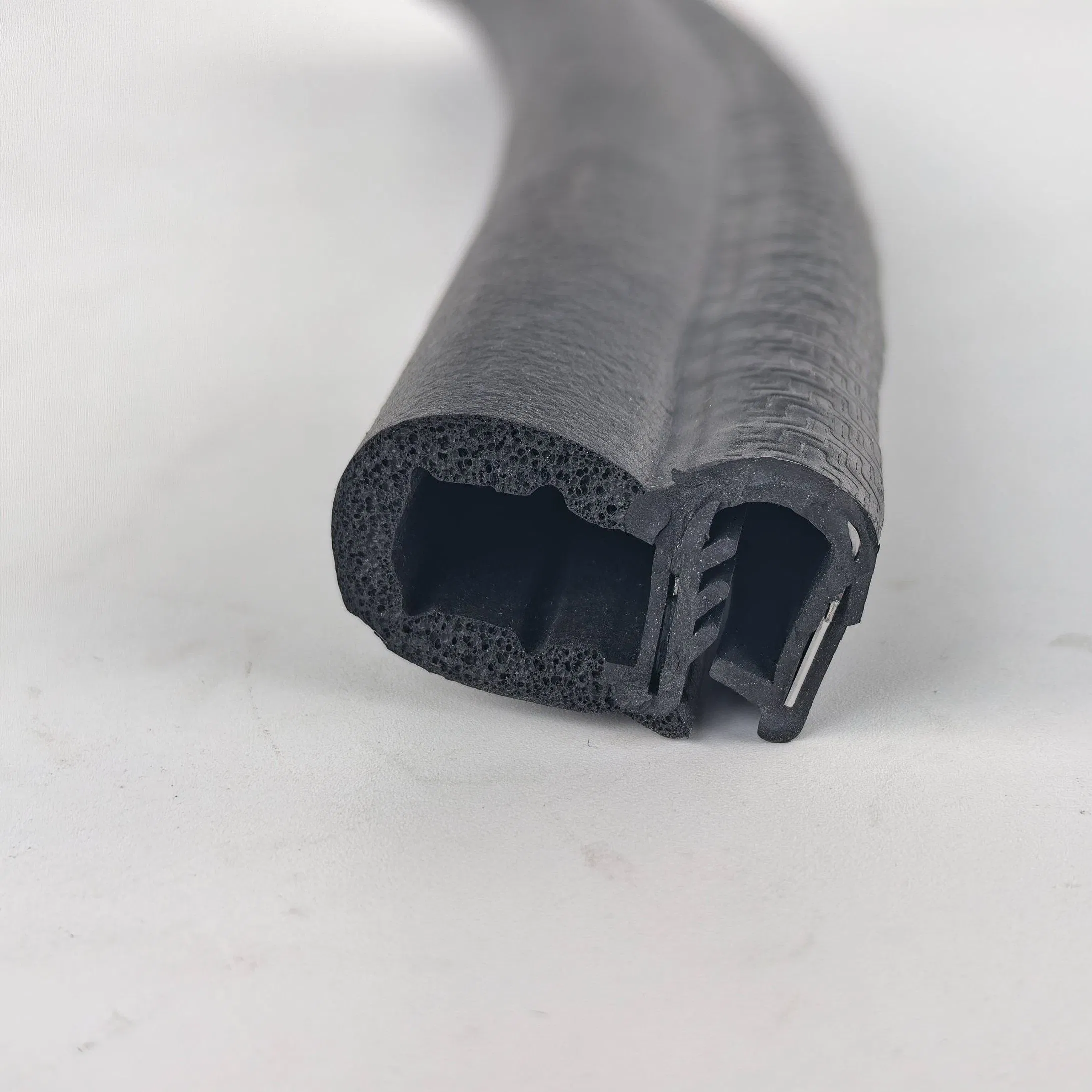 Уплотнительная лента для окон и дверей авто с металлическим сердечником