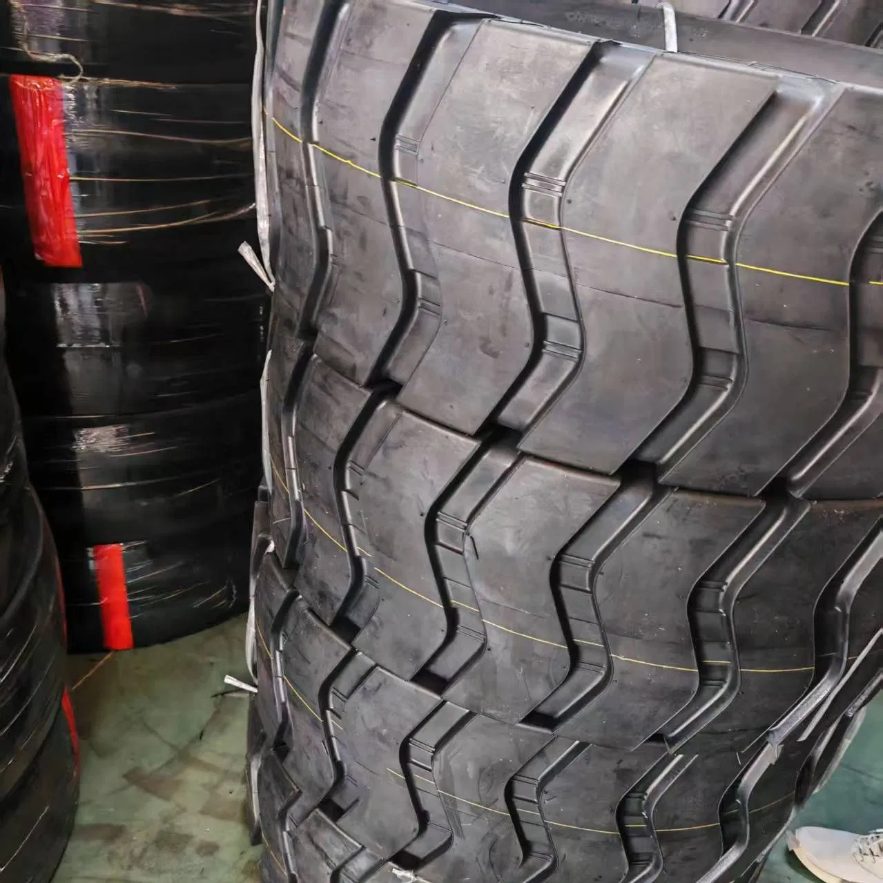 Radial Loader Bias Offroad Truck Industrial Wholesale Nylon Heavy-Duty OTR Tire 20.5/70r16
