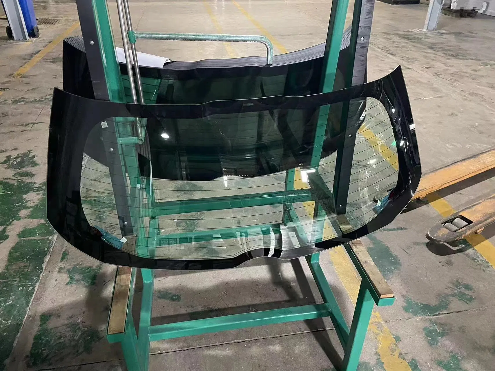 The Customized Clear High-Temperature Resistant Tempered Rear Window Glass of Normal Car