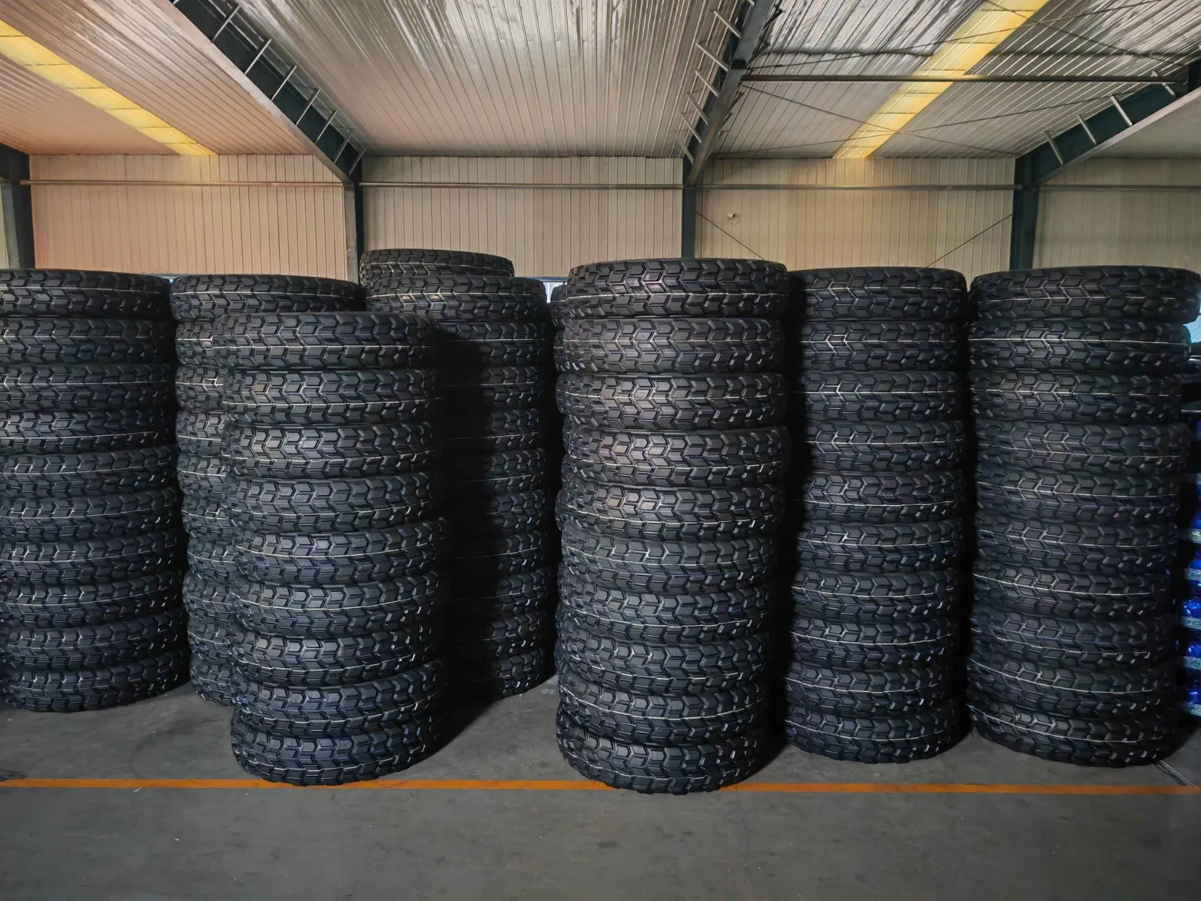 Radial Tyre for Trucks 7.50r16 8.25r16 9.00r20 Lt Tyre with Butyl Inner