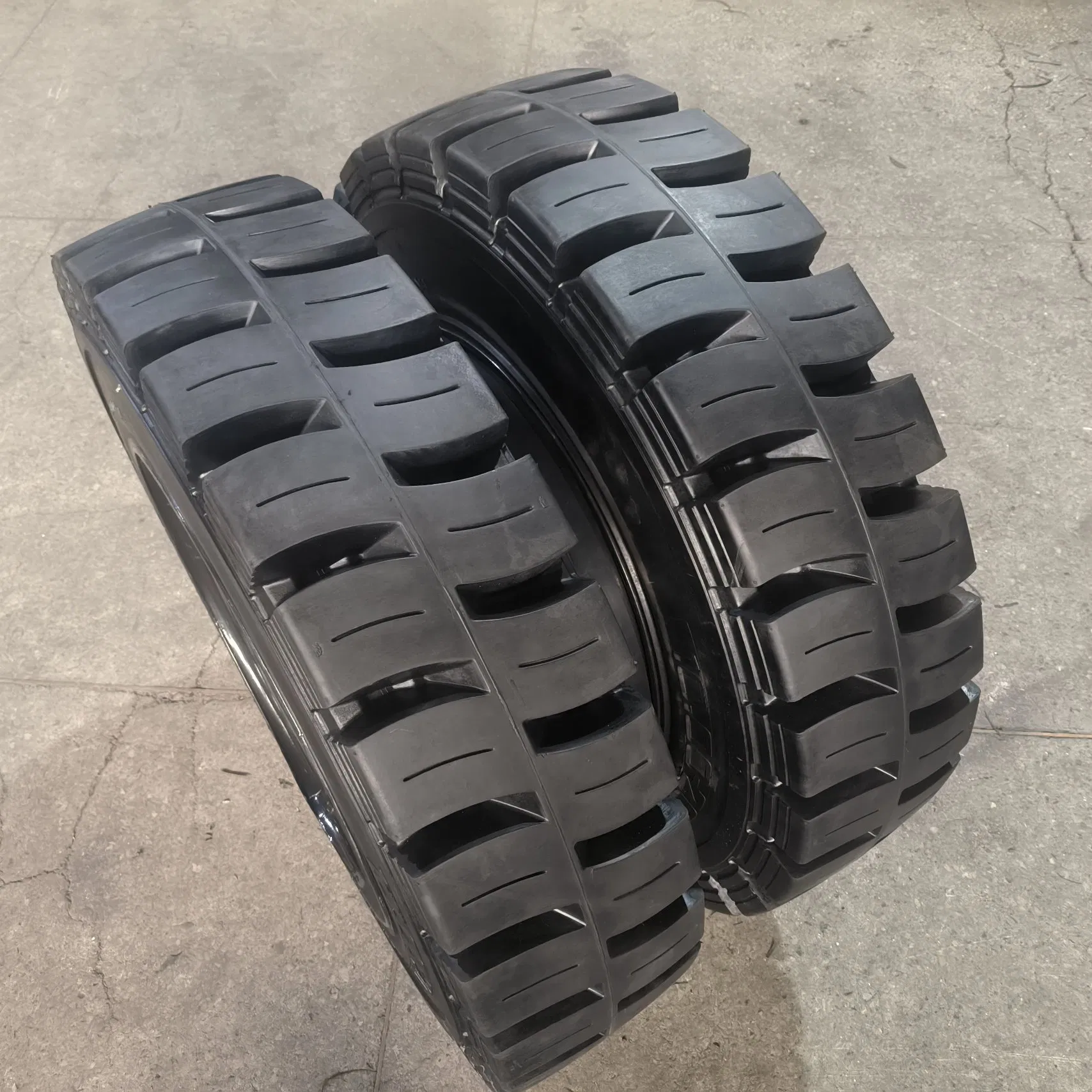 Шина цельнолитая 10.00-20 для погрузчиков Terex Fuchs