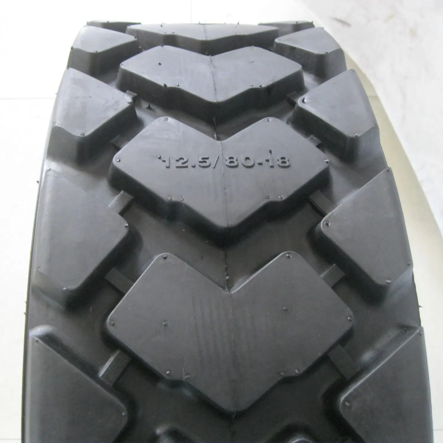 12.5/80-18 R-4 Backhoe Loader Tyre for Construction and Industrial Use with ISO9001