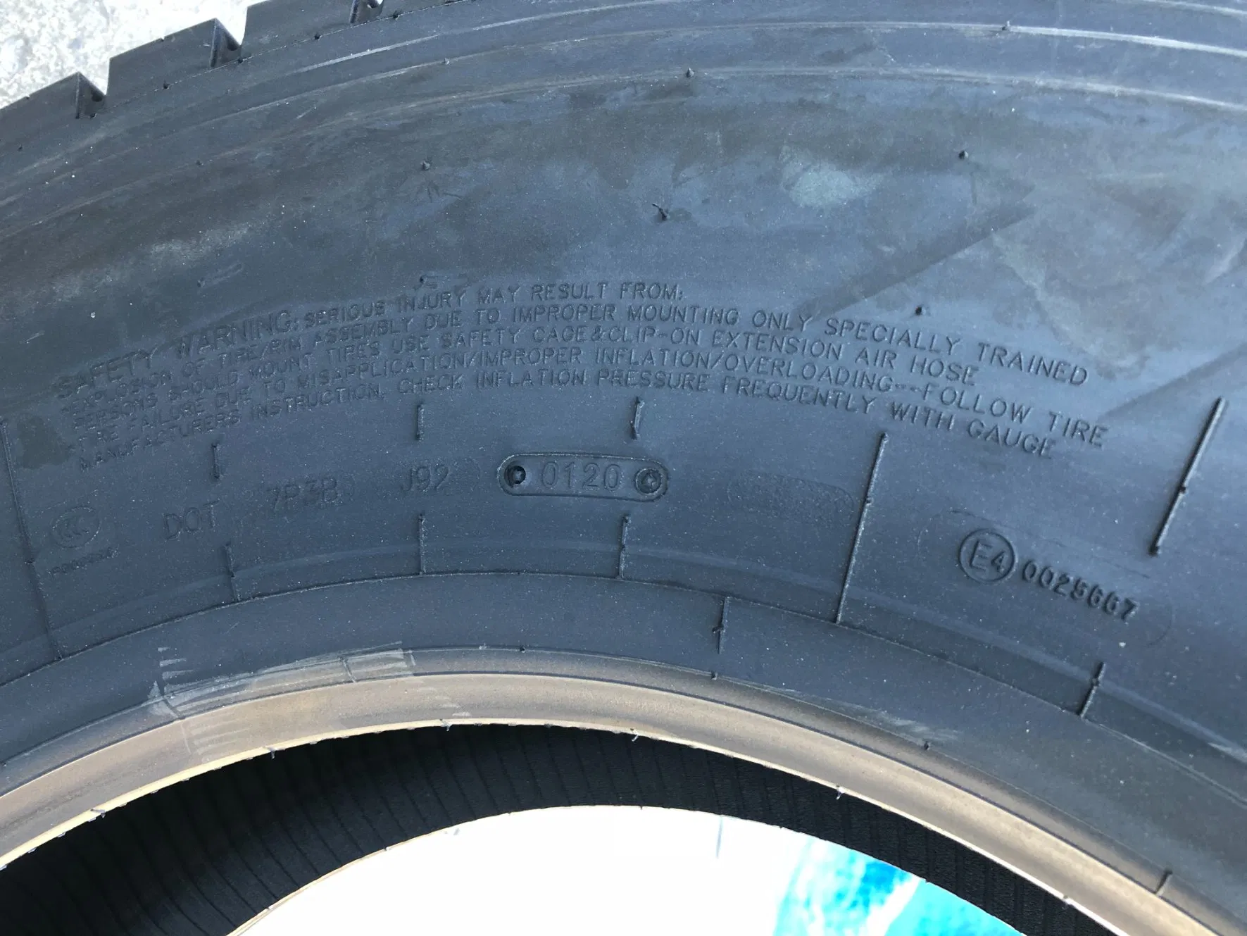 Truck Tire12r22.5 Truck Tire Constancy Heat-Resistant Truck Tires for Middle East Market High Load 1200kg Anti-Burst Technology