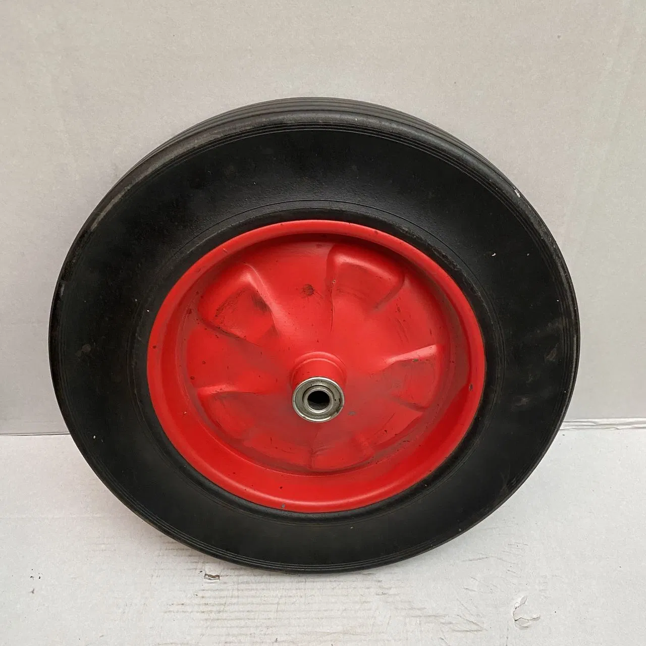 Колесо 15 дюймов цельнолитое резиновое для тележек