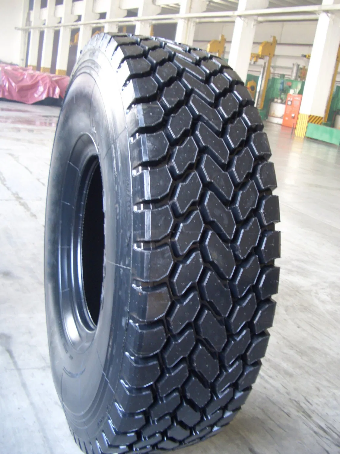 Intermediate Transverse Block Pattern 17.5r25 off Road Tire for Cranes