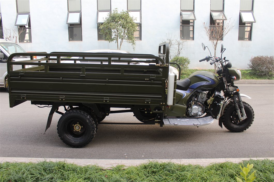 Грузовой трицикл 150cc с кабиной и фарами